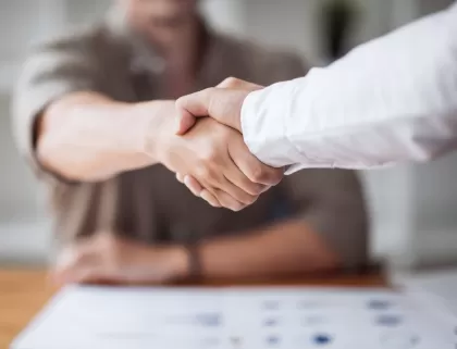 Les associés de Deus & associés vous serrent la main